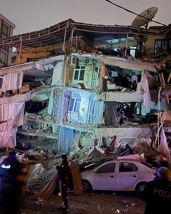 25. Diyarbakır'da zarar görmüş bir bina