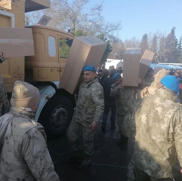 Askerler bir yandan arama kurtarma çalışmalarını sürdürürken diğer yandan sokakta kalan vatandaşlarımıza yardımlarını ulaştırıyor.