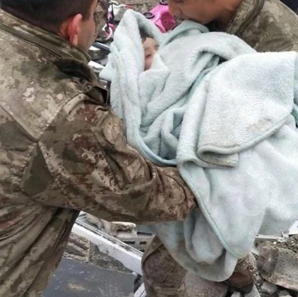 Askerler tarafından kurtarılmış bir bebek daha;