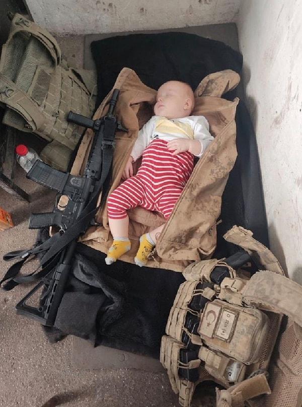 Yine askerler tarafından kurtarılıp güvenli bir alana alınmış bir bebek.
