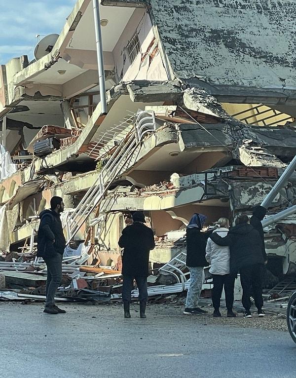 Kahramanmaraş'da meydana gelen 7.7 büyüklüğündeki deprem 10 ilde yıkıcı etkiler yarattı. Evler kağıttan kaleler gibi çöktü, insanlar enkaz altında kaldı.