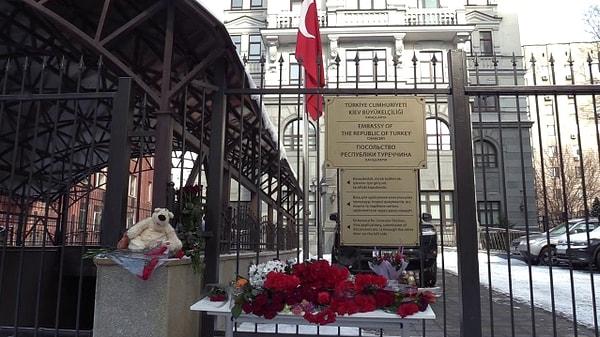 Kahramanmaraş merkezli 7,7 ve 7,6 büyüklüğündeki depremler nedeniyle milli yas ilan edilmesinin ardından Ukrayna'nın başkenti Kiev'de Türkiye Büyükelçiliği binasındaki Türk bayrağı yarıya indirilirken, Ukraynalılar büyükelçilik binası önüne çiçek bıraktı.