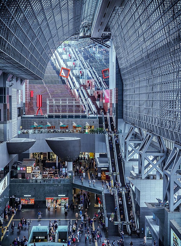 26. Эта станция в Киото имеет 12 этажей эскалаторов