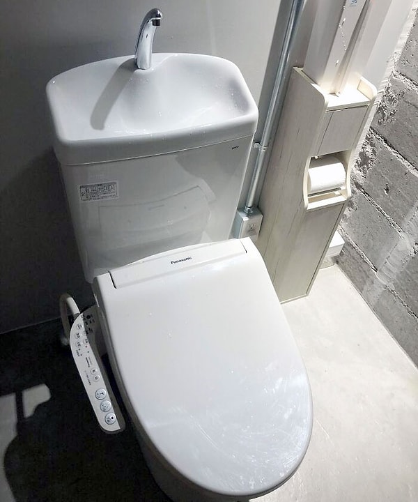 28. Этот унитаз наполняется водой для смывания, используя воду, которой вы моете руки