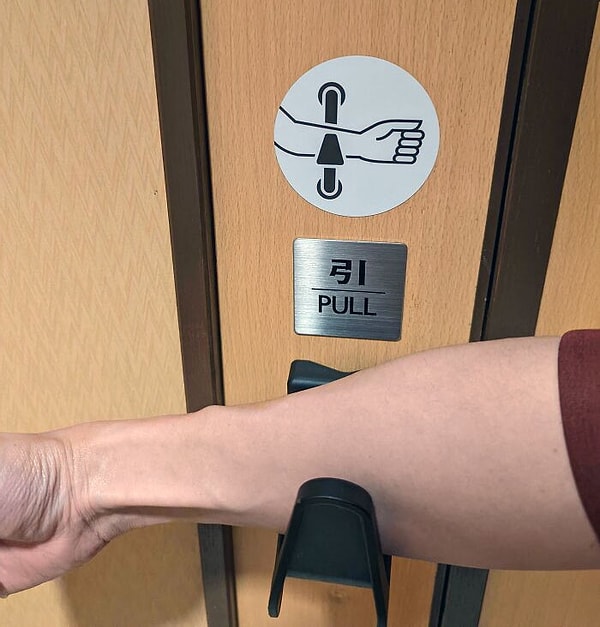 29. Дверная ручка туалета в форме крючка продумана так, что вам не придется использовать только что вымытые руки