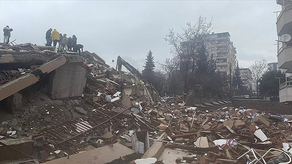 Ülkemizin 10 ilinde meydana gelen depremler sonrasında afette zarar gören vatandaşlarımız için yardım kampanyaları hız kesmeden devam ediyor.