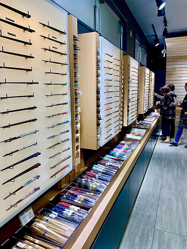 32. Магазин палочек для еды на улице Каппабаси, Токио