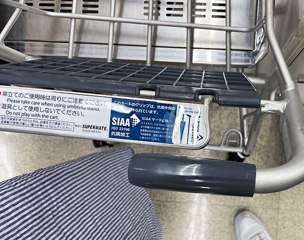38. Тележки для покупок в Японии снабжены держателем для зонта и трости