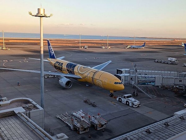 40. В Японии есть самолет в стиле "Звездных войн"