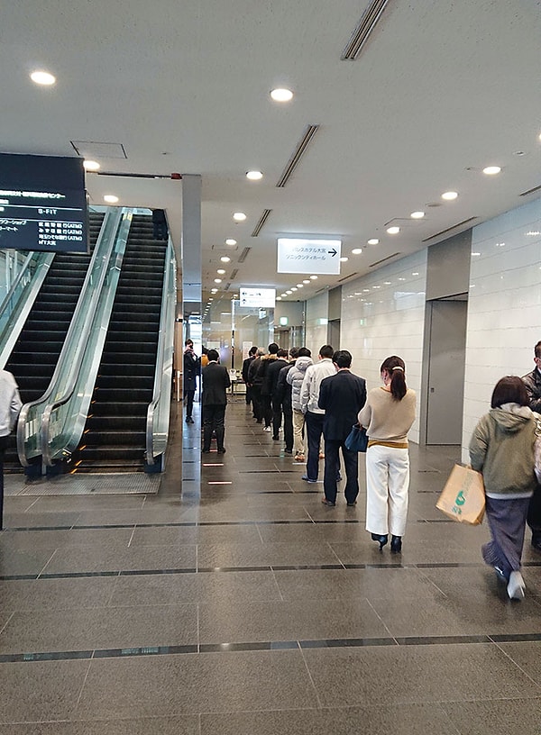 43. Люди в Японии выстраивались в очередь, соблюдая социальную дистанцию, чтобы воспользоваться комнатой для курения в офисном здании, где я работаю