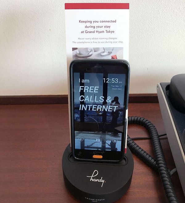 45. В Отеле в Токио есть бесплатный смартфон, которым можно пользоваться во время пребывания там