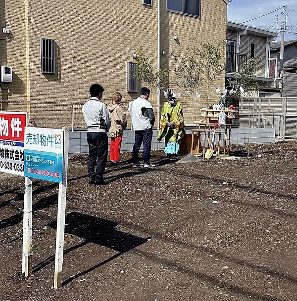 50. Священник благословляет землю в Токио, прежде чем пара приступит к строительству своего нового дома