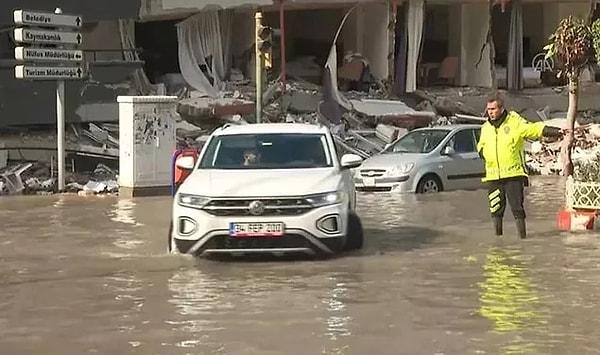 Hatay'ın İskenderun ilçesinde, deniz seviyesinin yükselmesi sonucu bazı caddeler su altında kaldı.