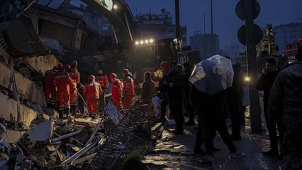 Hatay'da enkaz altında kalan vatandaşları kurtarmak için arama çalışmaları devam ettiği sırada Habertürk muhabiri Mehmet Akif Ersoy, bölgede neredeyse hiç ışık olmadığını dile getirdi.