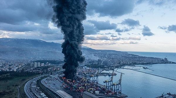 04.40 Kahramanmaraş’ta yaşanan 7.6 büyüklüğünde deprem sonrasında başlayan İskenderun Limanı’ndaki yangın devam ediyor. Kara bulutlar gökyüzüne doğru yükselmeye devam ediyor.