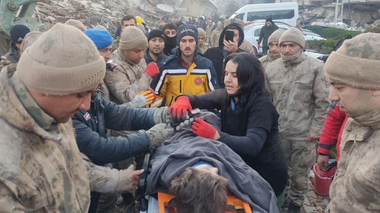 Hatay’da 5 Yaşındaki Kız Çocuğu Depremin 51’inci Saatinde Enkazdan Kurtarıldı