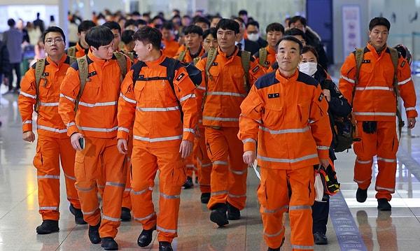 Global yardım çağrısına sessiz kalmayan Güney Kore Dışişleri bakanlığı, yardım için kolları sıvadı. 118 kişiden oluşan acil kurtarma ekibini bugün sabah saatlerinde Incheon Havalimanı'ndan Türkiye'ye doğru yola çıktı.