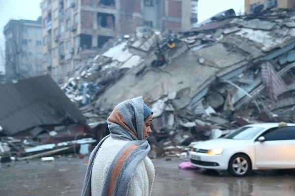 Dünya Sağlık Örgütü ise yaşanan depremlerden sonra '3. Seviye Acil Durum' ilan ettiğini duyurdu.