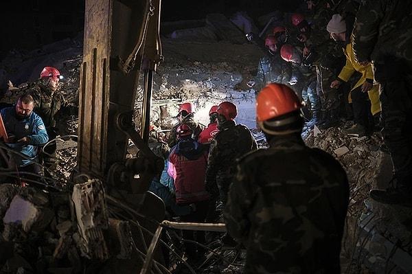Kahramanmaraş’ta yaşanan 7.7 ve 7.6 büyüklüğünde 2 deprem sonrasında son yapılan açıklamaya göre 7 bin 108 kişi hayatını kaybetti.