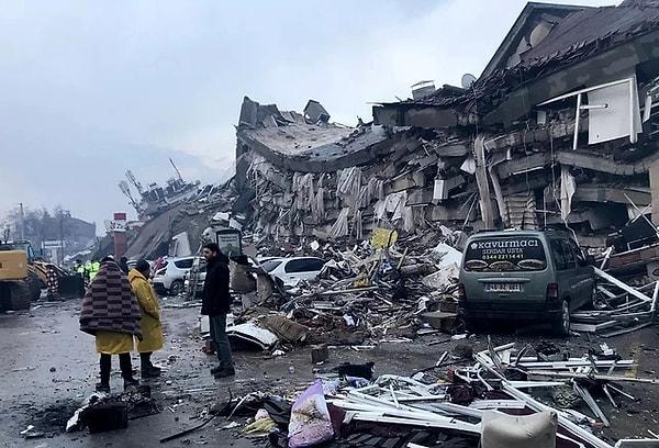 Kahramanmaraş'ta gerçekleşen 7,7 büyüklüğündeki deprem on ilimizde ciddi şekilde hissedildi.