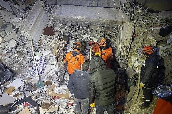 Türkiye tarihinin en büyük depremlerinden biriyle mücadele ediyor. Merkez üssü Kahramanmaraş olan 7.7 ve 7.6 büyüklüğündeki iki deprem sonrasında evsiz, sokakta kalan ve yardıma muhtaç binlerce insan bulunuyor.