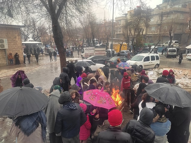 Dondurucu Soğukta Beklediler: Yardım Ekiplerine Sarılan İki Küçük Kardeşin Yürekleri Sızlatan Görüntüleri 5 s a0a8493c19bbc223c447ee0af020c93c2e91c1cb