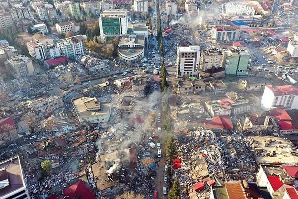 Türkiye günlerdir Kahramanmaraş'ta gerçekleşen 7.7 büyüklüğündeki depremin yarattığı felaketle mücadele ediyor. Enkaz altında insanlar, dümdüz olmuş şehirler var...
