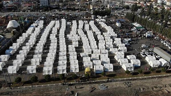 Depremden kurtulan vatandaşlar çevrede kurulan çadır kentlerde ve konteyner merkezlerde yaşamlarını sürdürüyorlar. Ayrıca deprem bölgesinden birçok vatandaşın da tahliyesi sağlanıyor.