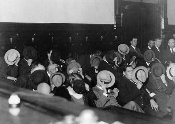 16. POV: Вы журналист со стальными шариками вместо тестикул и фотографируете мафиози на суде над Аль Капоне в 1931 году