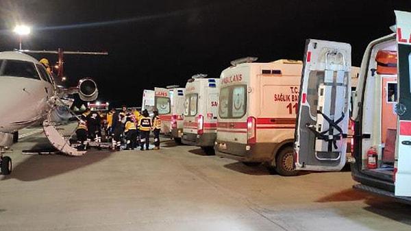 Deprem bölgelerinde sarsıntıya dayanamayıp yıkılan hastane binalarının ardından pek çok tıbbi gereç eksikliği yaşanıyor. Durumu ağır olan pek çok hasta ambulans uçaklarla İstanbul ve Ankara'ya sevk ediliyor.
