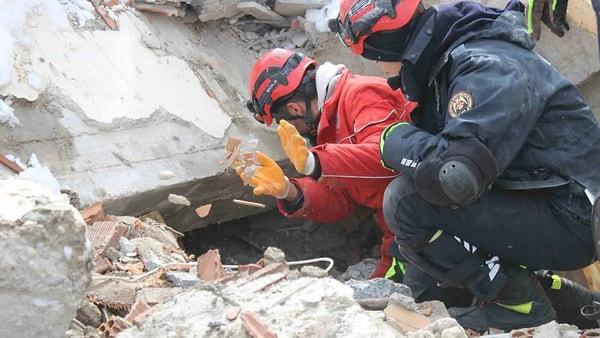 Binlerce vatandaşın hayatını kaybettiği deprem bölgesinde halen daha arama kurtarma çalışmaları devam ediyor.