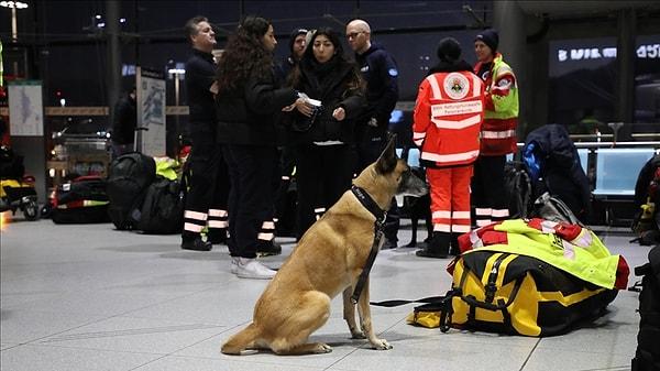 Almanya'nın Köln kentinden arama kurtarma çalışmalarına katılmak üzere 41 görevli ve 7 köpekten oluşan bir ekip yola çıktı.