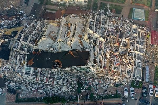 Merkez üssü Kahramanmaraş olan şiddetli depremler nedeniyle birçok ilde sayısız bina yerle bir oldu. Binlerce vatandaşın yaralı olarak kurtulduğu afette on binlerce kişi hayatını kaybetti.