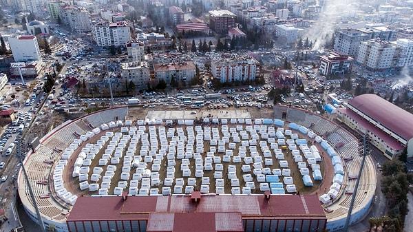 Kahramanmaraş 12 Şubat Stadyum'una depremzedeler için yapılan çadır kentlerin düzensizliği havadan görüntü ile gözler önüne serildi.