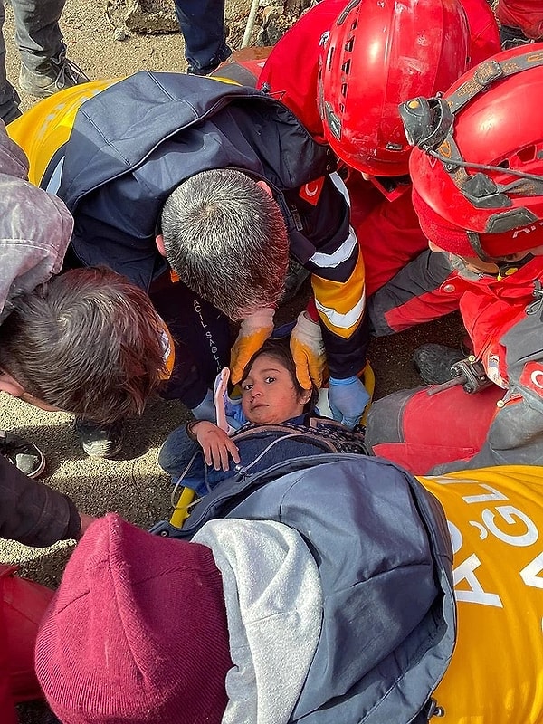 Binlerce insanımız hayatını kaybederken, binlercesi de enkaz altında kurtarılmayı bekliyor. Saatler ilerledikçe umutlar azalsa da sağ salim enkaz altından çıkarılan çocuklarımız ve insanlarımız karşısında bir nebze de olsa umutlanıyoruz.