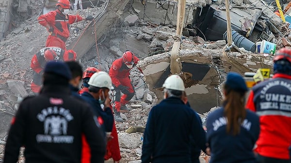 Tüm Türkiye'yi yasa boğan Kahramanmaraş merkezli 7.7 ve 7.6 büyüklüğündeki iki deprem sonrası arama kurtarma çalışmaları tüm hızıyla devam ediyor.