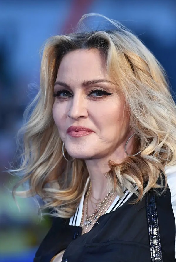 Мадонна обратилась ко всем этим комментаторам в Instagram*, написав, что «вместо того, чтобы сосредоточиться на том, что я сказала в своей речи, которая была о том, чтобы поблагодарить за бесстрашие таких артистов, как Сэм и Ким, многие люди предпочли говорить только о моих фотографиях крупным планом, сделанных с фотокамеры с длинным объективом, которая исказила бы чье угодно лицо!!»