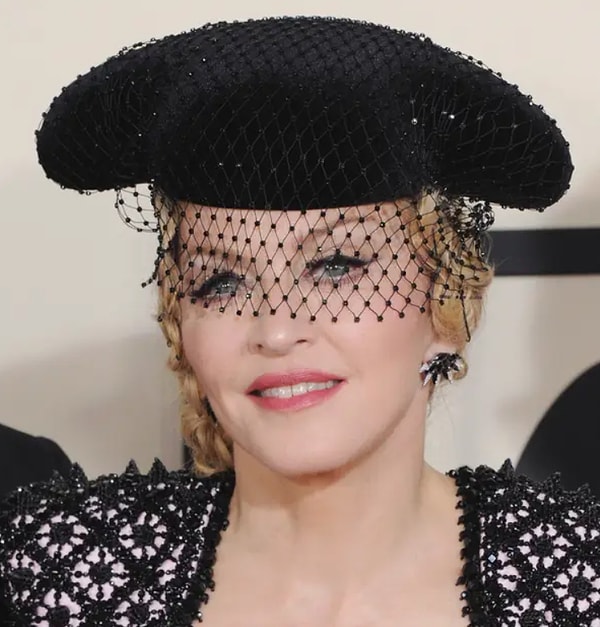 «Я снова попала в круг эйджизма и женоненавистничества, пронизывающие мир, в котором мы живем, — продолжила она. — Мир, который отказывается прославлять женщин старше 45 лет и чувствует необходимость наказать ее, если она продолжит оставаться сильной, волевой, трудолюбивой и предприимчивой»