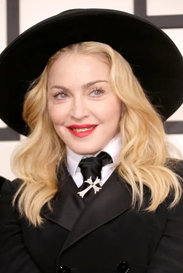 Далее Мадонна отметила, что она никогда не извинялась ни за творческие решения, ни за внешний вид и не собирается начинать