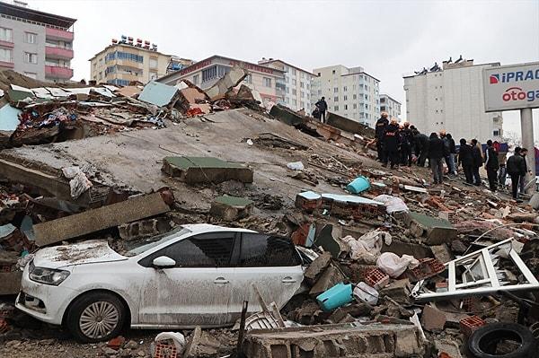 Türkiye tarihinin en büyük depremlerinden birine uyandık 6 Şubat sabahında. 10 ilimizde binlerce bina yıkılırken son açıklanan bilgilere göre ise 14 binden fazla vatandaşımızı kaybettik.
