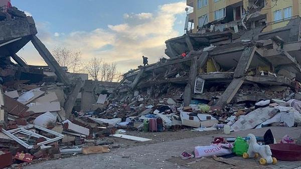 Depremden en çok etkilenerek zarar gören çevre illerden biri hiç tartışmasız Gaziantep oldu. Belediye Başkanlık Binası da dahil olmak üzere şehir merkezinde onlarca binanın yıkıldığı Adıyaman'da arama kurtarma çalışmaları devam ediyor.