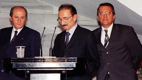 1999 yılında 3'lü koalisyonla yönetilen Türkiye'de o dönem iktidar ortaklarından olan iki isim Hakk'ın rahmetine kavuşalı yıllar oldu. 3. isimse halen iktidar ortağı olarak Cumhur İttifakında bulunan MHP'nin lideri Devlet Bahçeli.