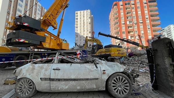Adana’da meydana gelen depremlerde şu ana kadar 300’ü aşkın kişi hayatını kaybederken 3 bin 500 vatandaş yaralandı.