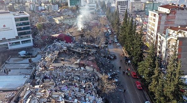 10 binden fazla vatandaşın hayatını kaybettiği deprem bölgesinde halen daha arama kurtarma çalışmaları devam ediyor.