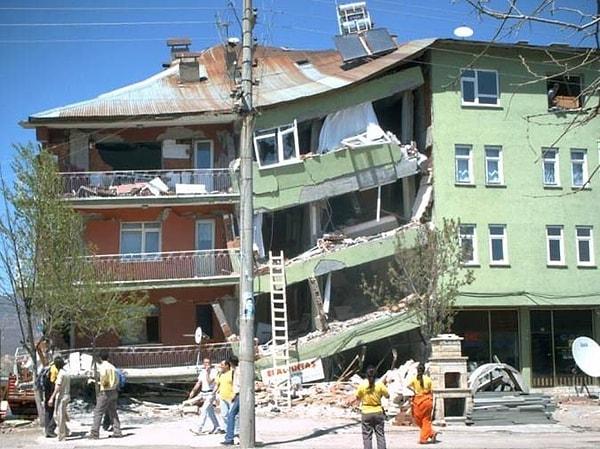 Türkiye 1 Mayıs 2003'te Bingöl'de bir depremle sarsıldı ve 176 vatandaşını kaybetti. Erdoğan, o bölgeye yaptığı ziyarette şu sözleri kullanmıştı: