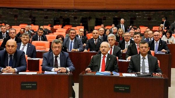CHP’den yapılan açıklamada, "Genel Başkanımız Sayın Kemal Kılıçdaroğlu’nun öncülüğünde, tüm milletvekillerimiz bu ayki milletvekili maaşlarını, afet bölgesindeki depremzedelere destek olarak gönderme kararı almıştır"