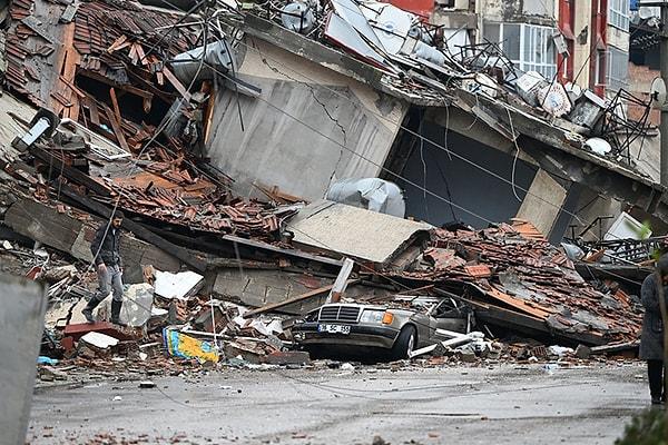 Türkiye büyük bir deprem felaketiyle daha karşı karşıya kalırken, öncesinde ülkede düşen alım gücüyle mücadele eden vatandaşlar şimdiyse ne var ne yok bölgeye yardım yağdırıyor.