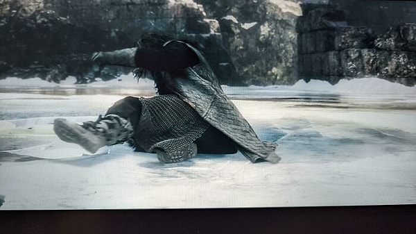 В Фильме "Хоббит: Битва Пяти армий" (2014) Торин Дубощит изображен в ботинках с современной резиновой подошвой, тогда как на всех остальных кадрах у него совершенно плоские подошвы