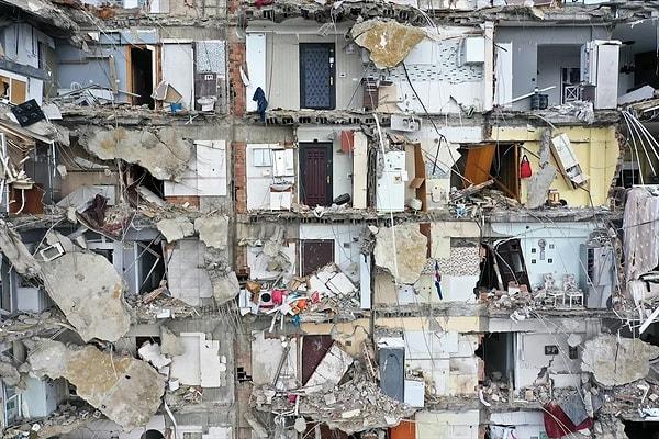 Deprem bölgesinde kaydedilen drone görüntüleri, yıkımın boyutunu çok net bir şekilde gözler önüne seriyor...