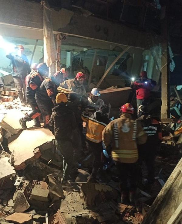 20.35 İBB ekipleri, depremden 89 saat sonra Antakya’da 30’lu yaşlarda bir erkeği enkazdan canlı çıkardı